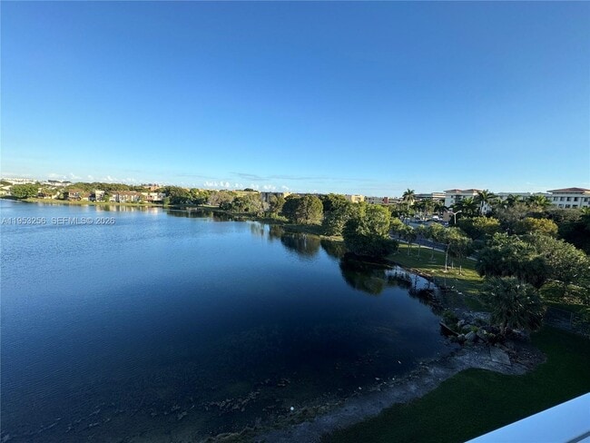 Building Photo - 9351 Fontainebleau Blvd