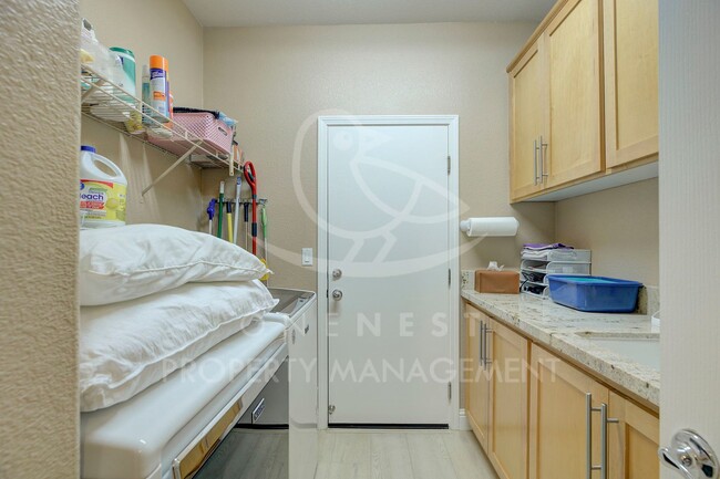 Building Photo - One of a kind, GREAT floorplan in Twelve B...