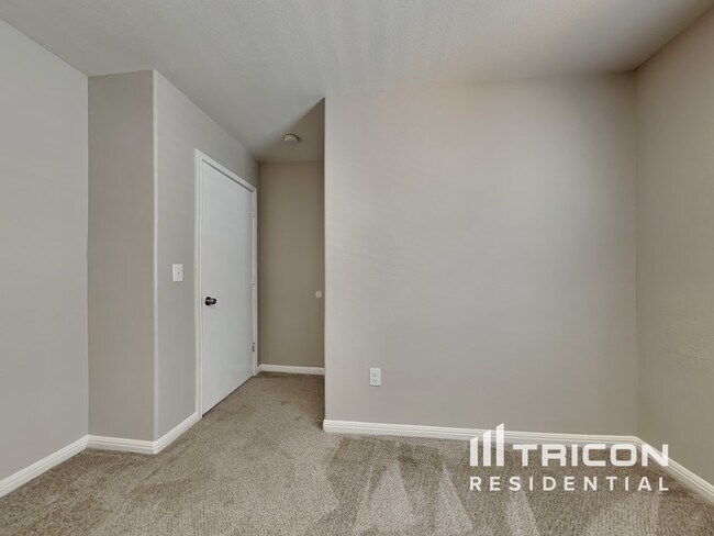 Building Photo - 150 Twisted Oaks Ln