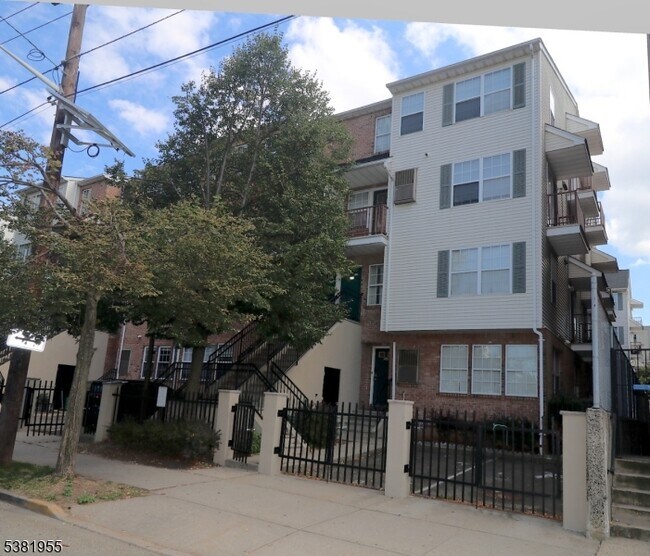 Primary Photo - 76 Union St