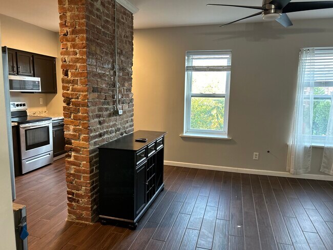 Building Photo - 2 School St