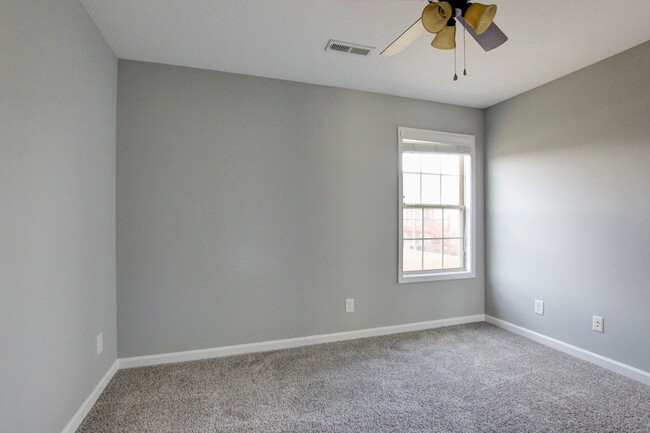 Building Photo - --AVAILABLE NOW! MOVE-IN READY!!!