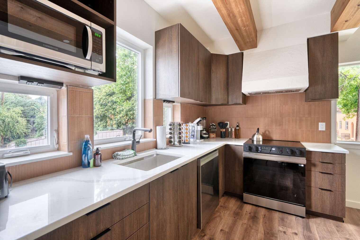 Building Photo - 925 NE 23rd Ave