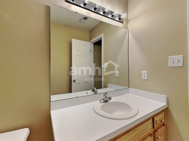 Building Photo - 204 Machost Dr