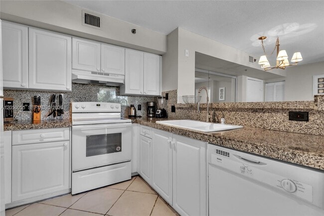 Building Photo - 19555 E Country Club Dr