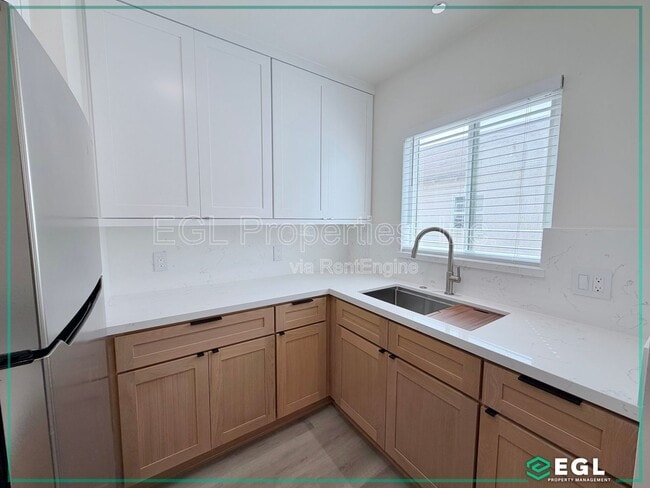 Building Photo - 250 N Cordova St