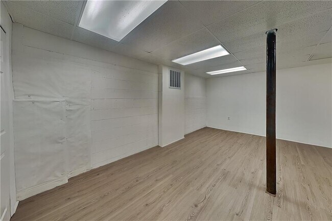 Building Photo - 804 Oak Trce
