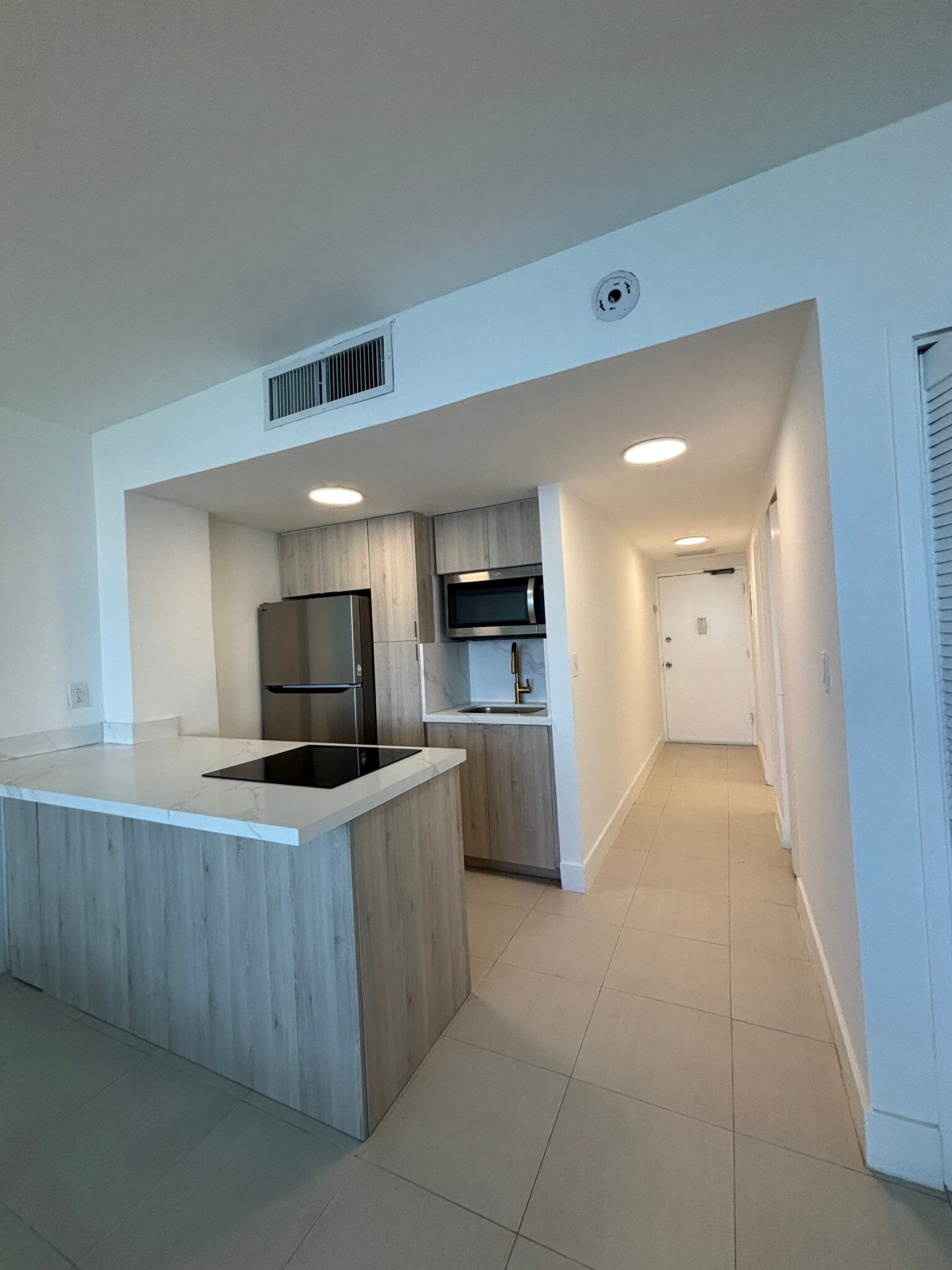 Building Photo - 905 Brickell Bay Dr