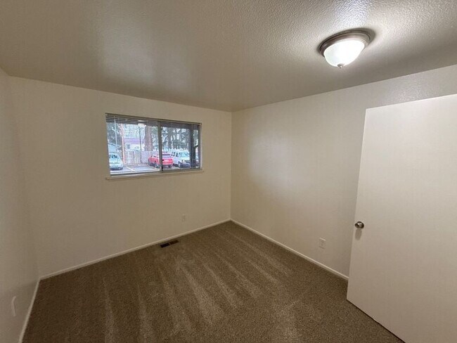 Building Photo - 848 Plymouth Dr NE