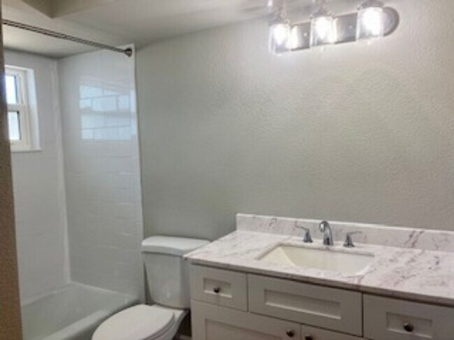 Building Photo - Waterfront condo with community pool!
