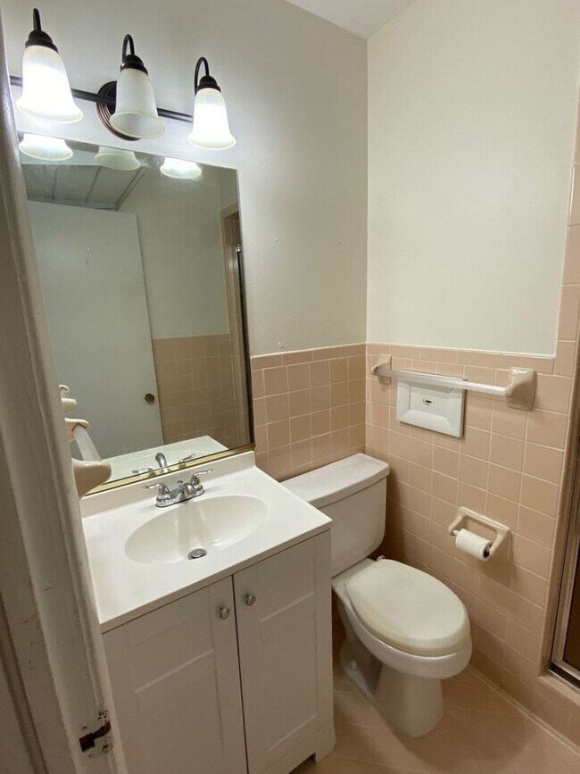Building Photo - Move In Ready! "ASK ABOUT OUR ZERO-DEPOSIT...