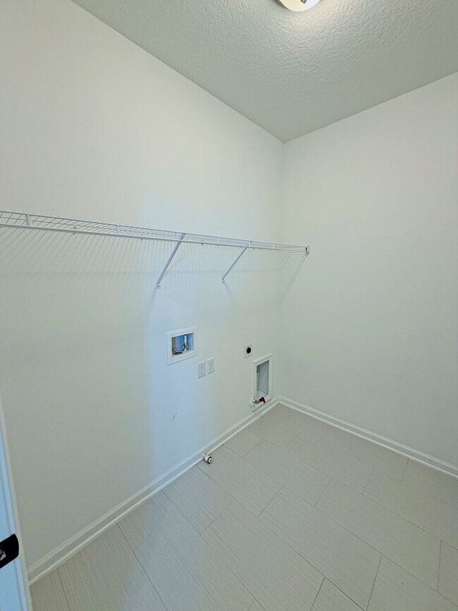 Building Photo - Beautiful 3 Bedroom, 2.5 Bathroom Townhome + Loft in Gated SilverLeaf Community