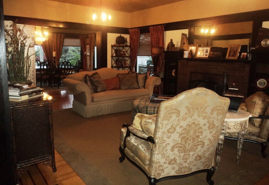 Living Room - 528 18th Ave E