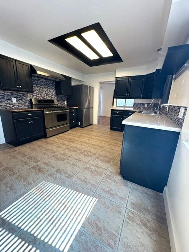 Building Photo - Beautiful 4 Bedroom 2 Bathroom Home with Solar!