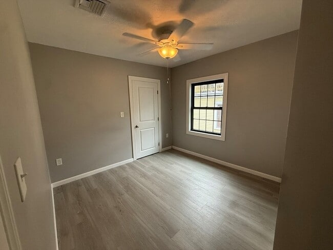 Building Photo - 10 Leyden St