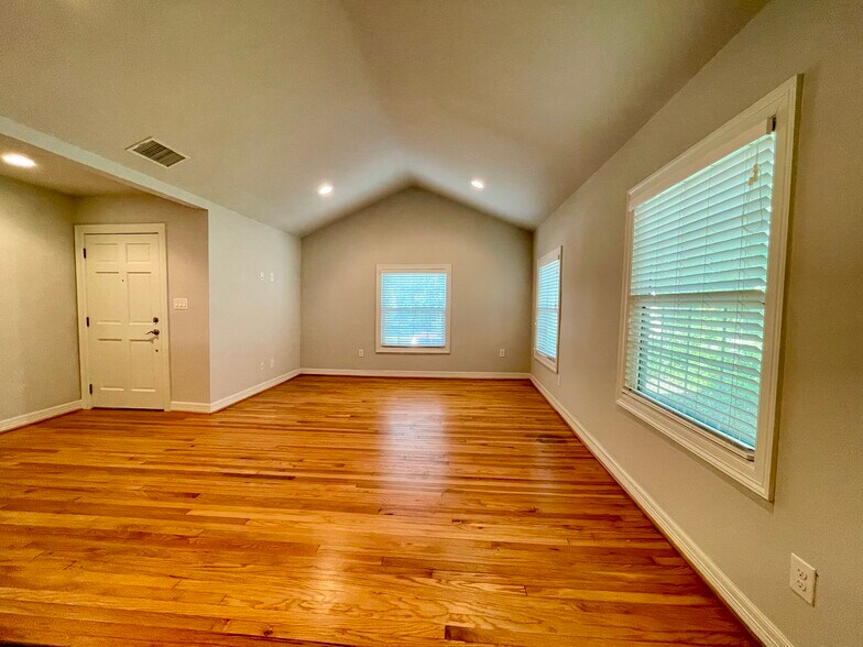 Building Photo - 3716 Collinwood Ave
