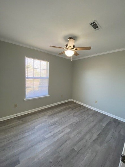 Building Photo - 213 Dahlia Dr
