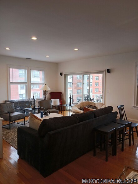 Building Photo - 467 E 8th St