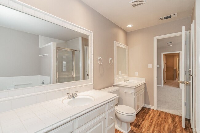 Building Photo - Beautiful townhome in a prime location nea...