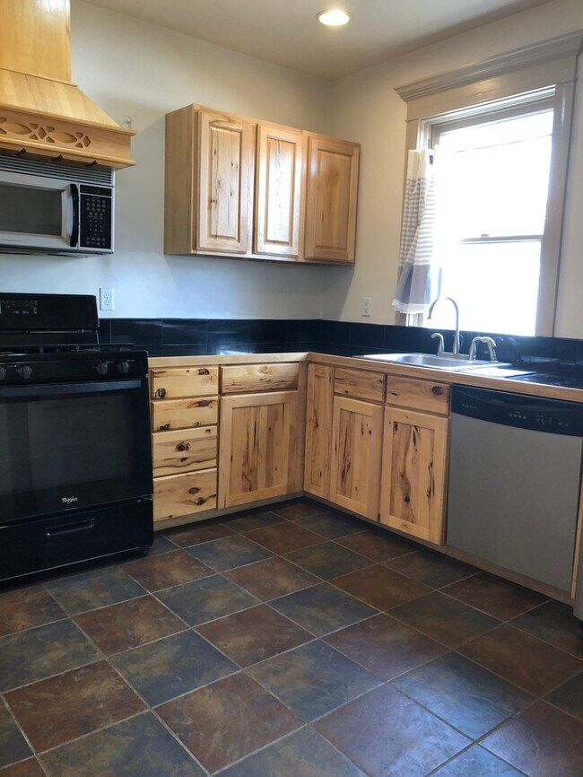 Building Photo - Beautiful Home in Downtown Longmont