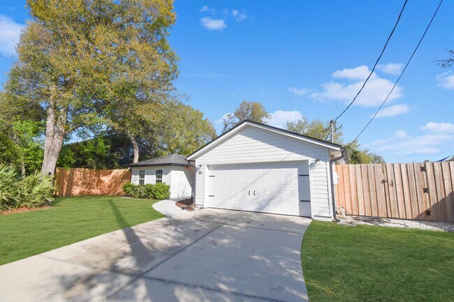 Building Photo - 101 Azalea Rd