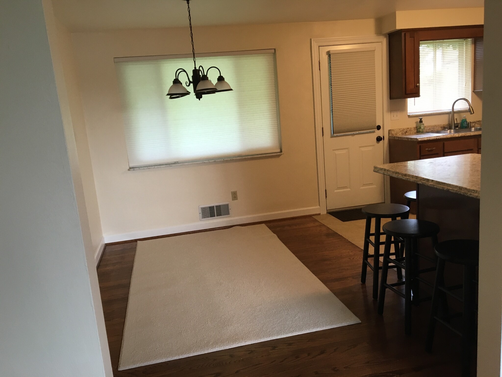 Building Photo - 563 Hickory Dr