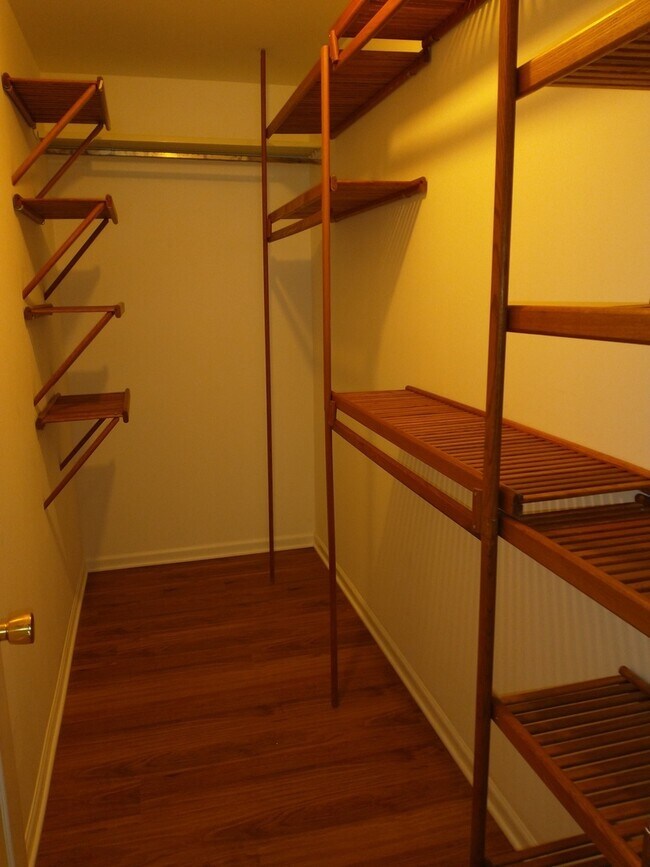 Building Photo - 936 Surrey Dr