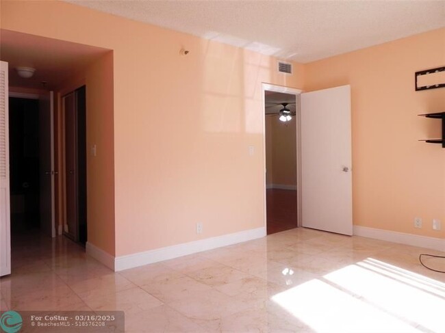 Building Photo - 901 Hillcrest Dr