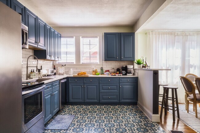 Building Photo - 715 Grandin Rd