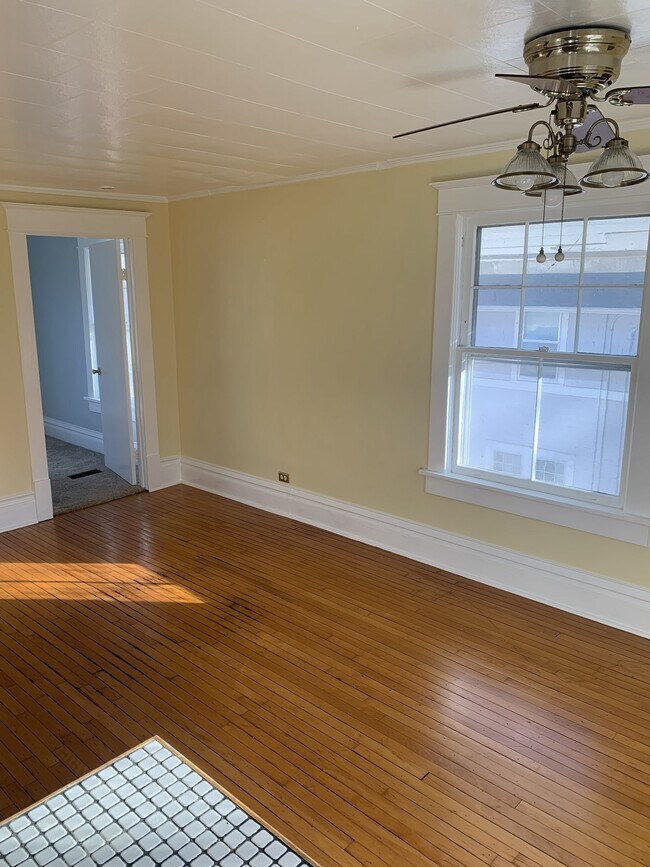 Building Photo - 628 37th St