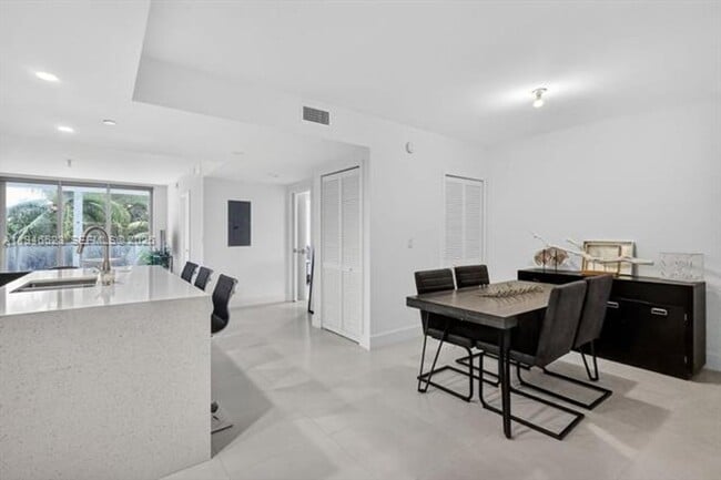 Building Photo - 13800 Highland Dr