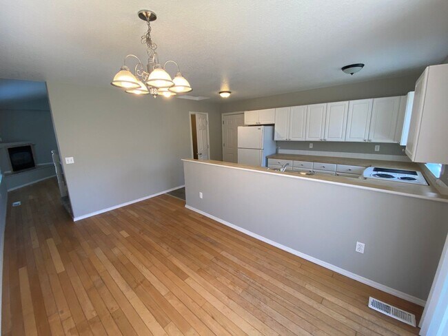 Building Photo - 4310 Sacramento Ct NE