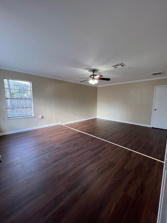 Building Photo - Really spacious 4bed/2bath single family home