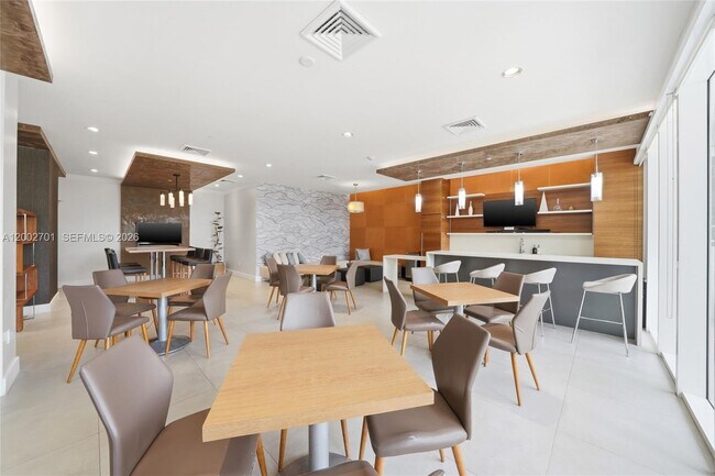 Building Photo - 600 NE 27th St