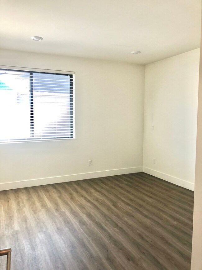 Building Photo - Large multi level 2Bd/1.5 Bth with heated ...