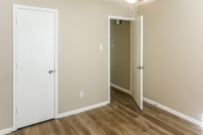 Building Photo - 5207 Riverwood Dr