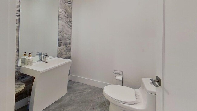 Building Photo - Waterfront Lido Island with Pool