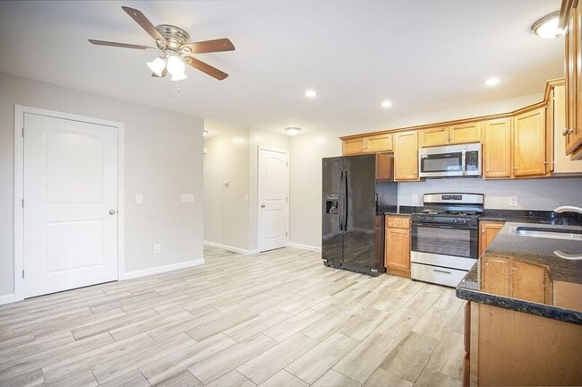 Building Photo - 160 Goodwin St