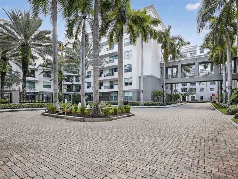 Building Photo - 2421 NE 65th St