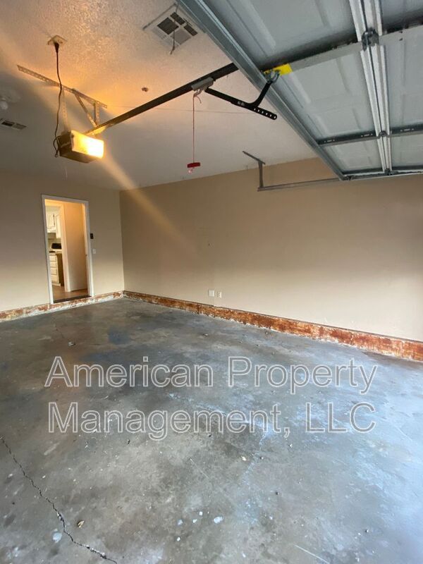 Building Photo - 1132 N Hickory Dr