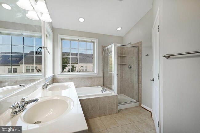 Building Photo - 102 Vista Knoll Dr