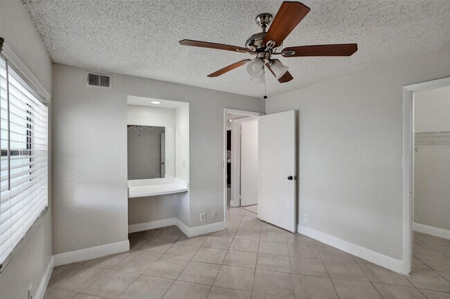 Building Photo - 9999 Summerbreeze Dr