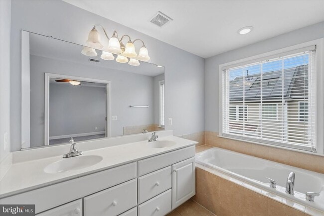 Building Photo - 2425 Huntington Park Dr