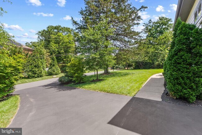 Building Photo - 1513 Oakview Dr
