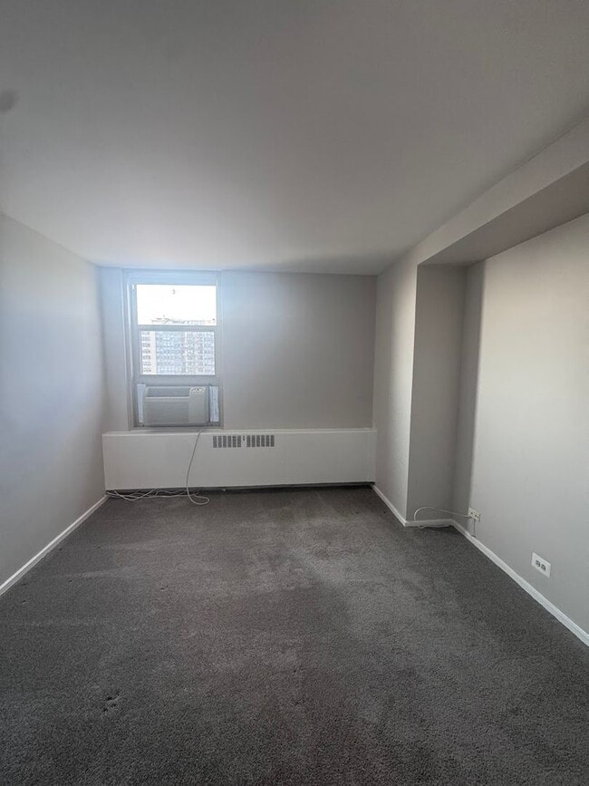 Building Photo - 3 Bed 1.5 Bath in Lakeview!