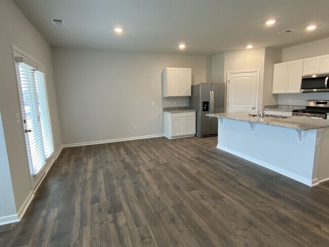 Building Photo - Nice Four Bedroom Home in Lebanon