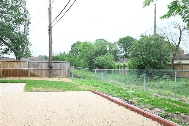Building Photo - 202 Coronation Dr