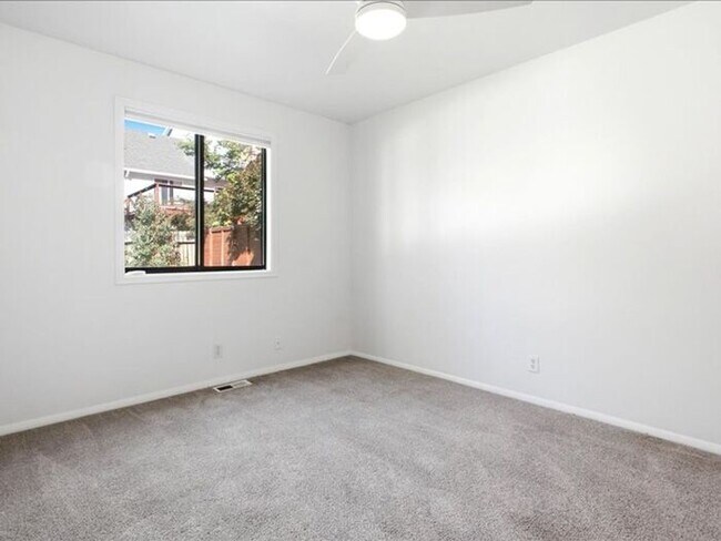 Building Photo - Cottonwood Heights 5 bed 3 bath Twin Home