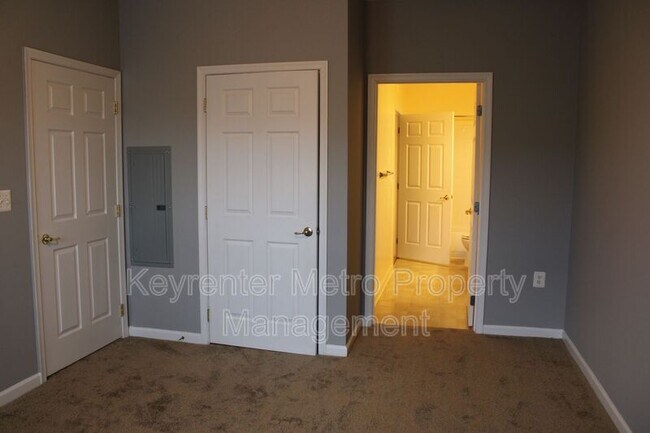 Building Photo - 1321 Karen Blvd