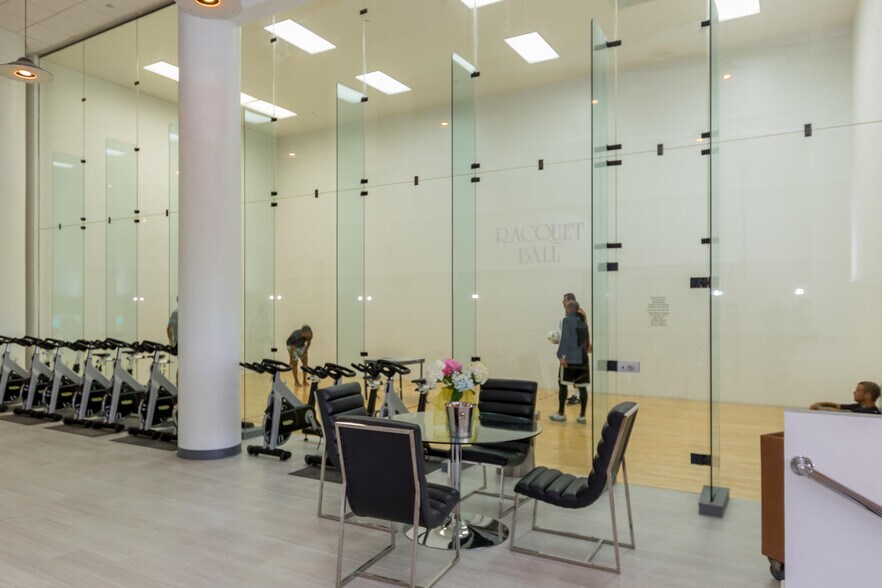 Building Photo - 16485 Collins Ave